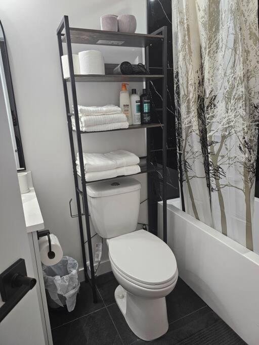 Lovely 2 Bedroom In Apartment *