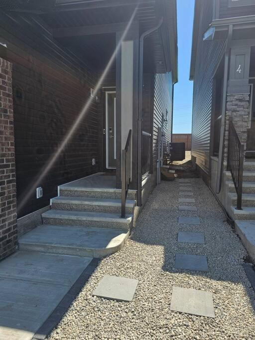 Lovely 2 Bedroom In Apartment *