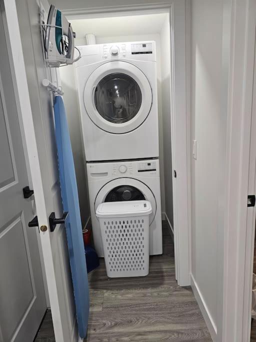 Lovely 2 Bedroom In Apartment *